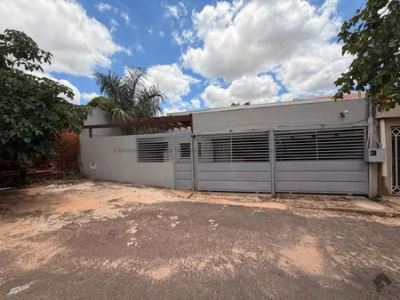 Casa-Térrea em Jardim dos Estados