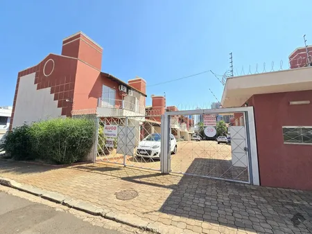 Sobrado-Condomínio em Chácara Cachoeira