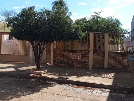 Casa-Térrea em Guanandi