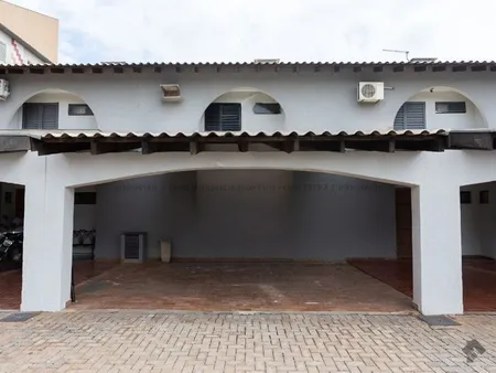 Sobrado-Condomínio em Chácara Cachoeira