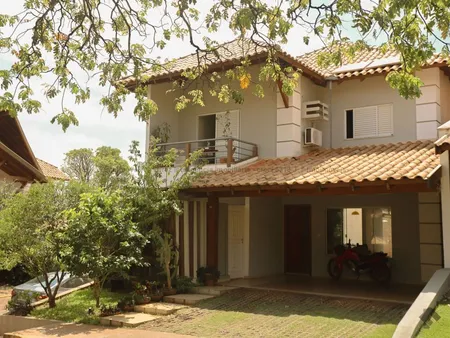 Sobrado-Condomínio em Chácara Cachoeira