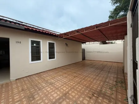Casa-Térrea em Jardim Jockey Club