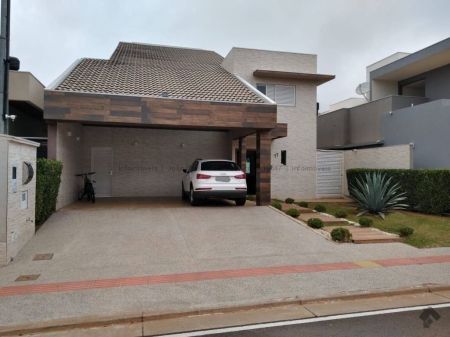 Sobrado-Condomínio em Pq. Residencial Damha III