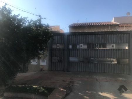 Casa-Térrea em Jardim das Cerejeiras
