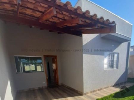 Casa-Térrea em Jardim Batistão