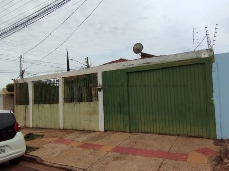 Casa-Térrea em Aero Rancho