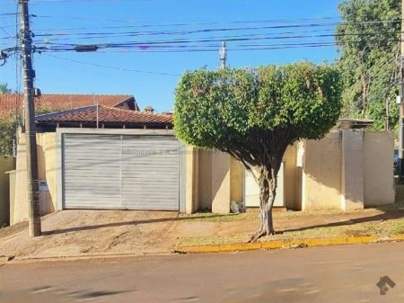 Casa-Térrea em Chácara Cachoeira