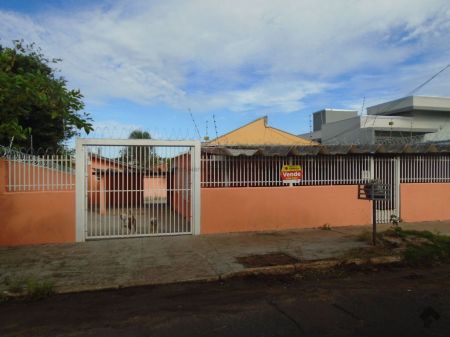 Casa-Térrea em Jardim Jockey Club