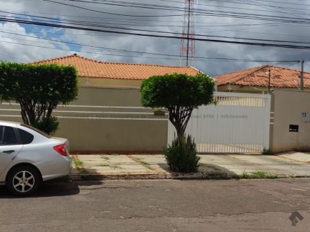 Casa-Térrea em Jardim São Lourenço