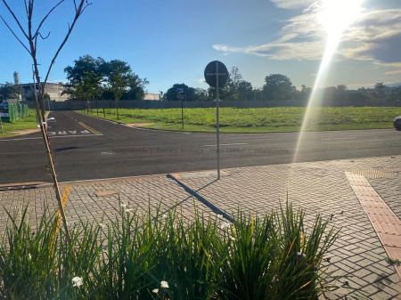 Terreno-Condomínio em Jardim Veraneio