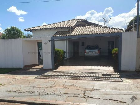 Casa-Térrea em Monte Castelo