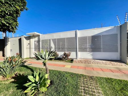 Casa-Térrea em Jardim São Lourenço