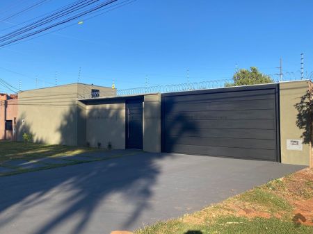 Casa-Térrea em Parque dos Laranjais