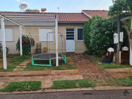 Casa-Térrea-Condomínio em Jardim Parati