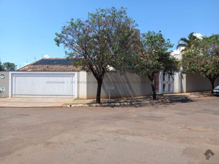 Casa-Térrea em Chácara Cachoeira II
