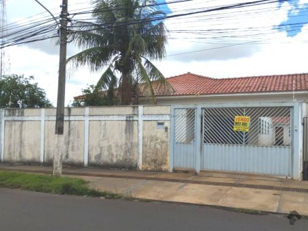 Casa-Térrea em Jardim São Lourenço