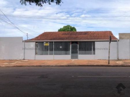 Casa-Térrea em Aero Rancho