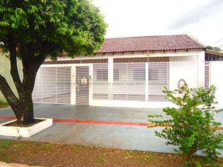 Casa-Térrea em Jardim Jockey Club