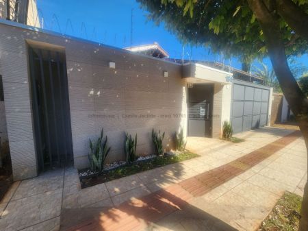 Casa-Térrea em Jardim São Lourenço