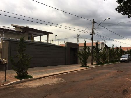 Sobrado em Jardim Jockey Club