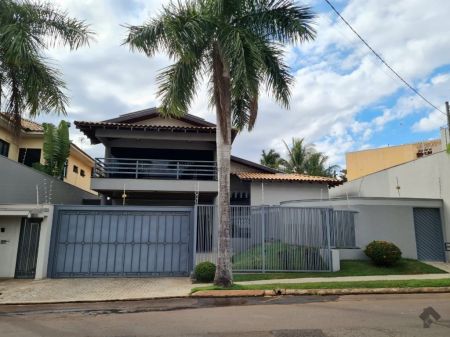 Casa-Térrea em Chácara Cachoeira