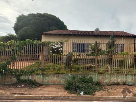 Casa-Térrea em Monte Castelo