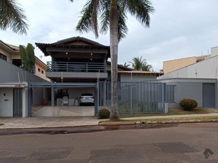 Casa-Térrea em Chácara Cachoeira