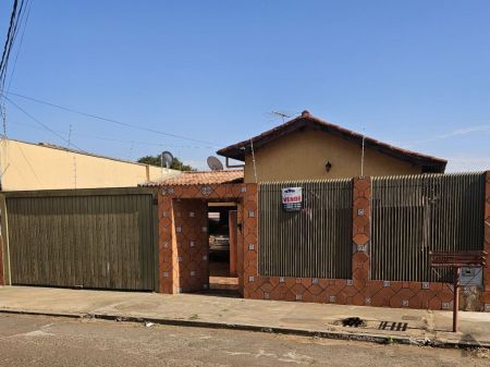 Casa-Térrea em Vila Santa Luiza