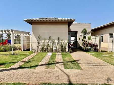 Casa-Térrea-Condomínio em Jardim Montevidéu