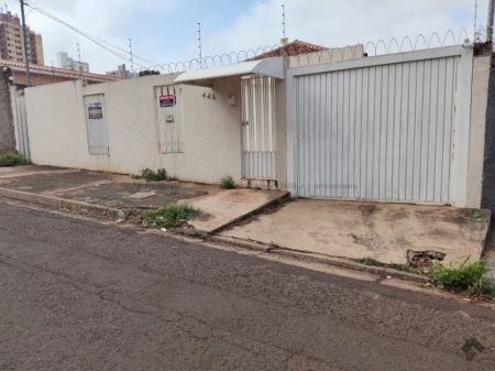 Casa-Térrea em Monte Castelo