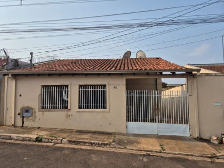 Casa-Térrea em Aero Rancho