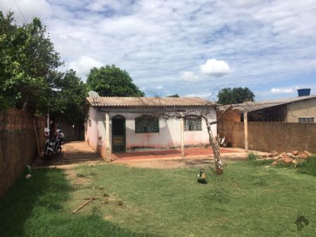 Casa-Térrea em Aero Rancho