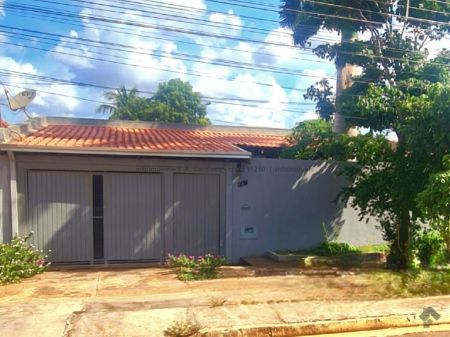 Casa-Térrea em Jardim Roselândia