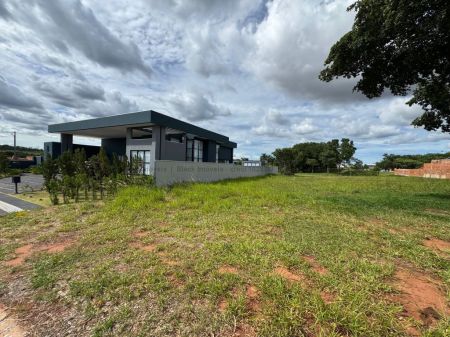 Terreno-Condomínio em Terras do Golfe