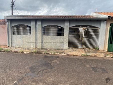 Casa-Térrea em Aero Rancho