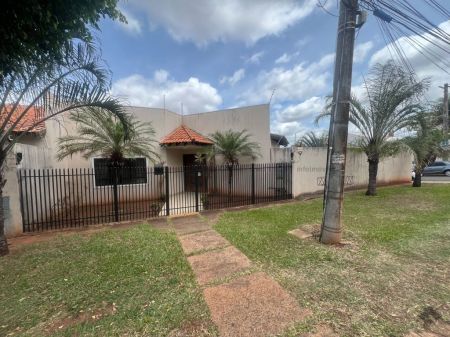 Casa-Térrea em Chácara Cachoeira