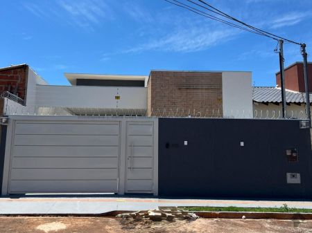 Casa-Térrea em Monte Castelo