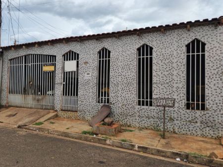 Casa-Térrea em Aero Rancho