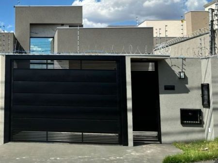 Casa-Térrea em Jardim Jockey Club