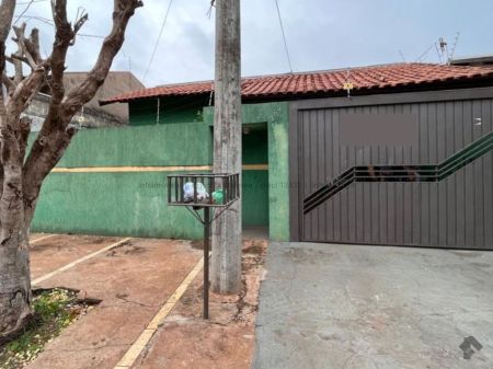 Casa-Térrea em Jardim Imá