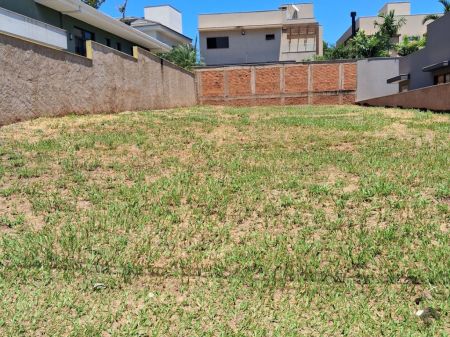 Terreno-Condomínio em Pq. Residencial Damha III