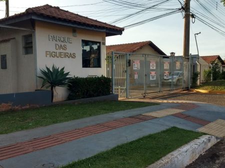 Casa-Térrea-Condomínio em Monte Castelo
