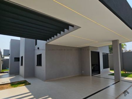 Casa-Térrea em Jardim Jockey Club