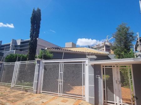 Casa-Térrea em Chácara Cachoeira
