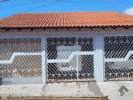 Casa-Térrea em Aero Rancho