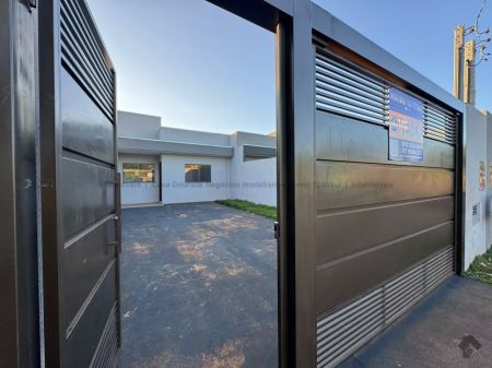 Casa-Térrea em Jardim Jóquei Clube
