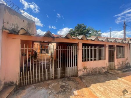 Casa-Térrea em Aero Rancho