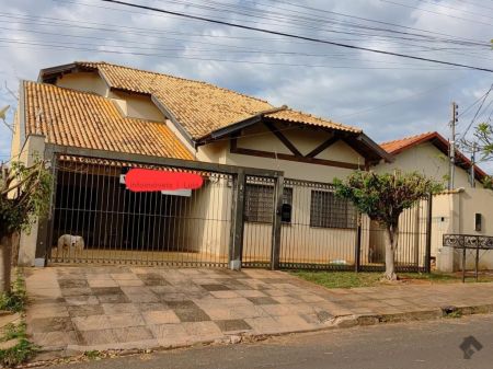 Casa-Térrea em Chácara Cachoeira
