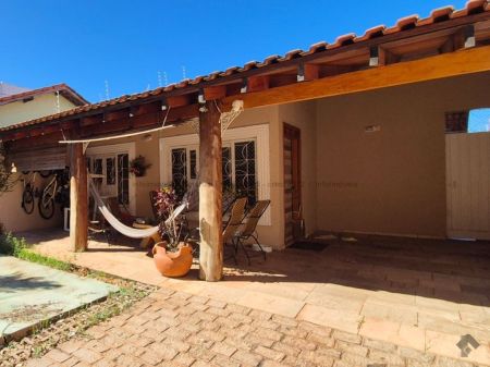 Casa-Térrea em Jardim dos Estados