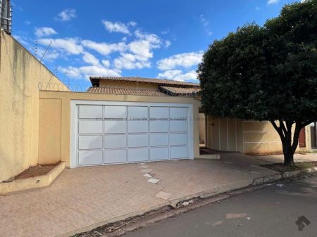 Casa-Térrea em Chácara Cachoeira
